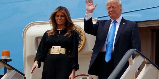 melania no scarf