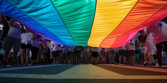 Marchers unfurl a huge rainbow flag as they prepare to march in the Equality March for Unity and Pride in Washington, 일요일, 유월 11, 2017. (AP 사진 / Carolyn Kaster)