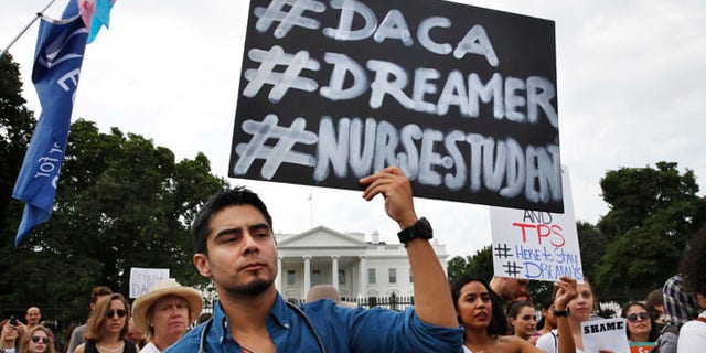 Carlos Esteban, estudiante de enfermerÃÂa de 31 años de Woodbridge, Virginia, se reúne con otros en apoyo al programa DACA afuera de la Casa Blanca en Washington, el martes 5 de septiembre de 2017. (AP Foto/Jacquelyn Martin)