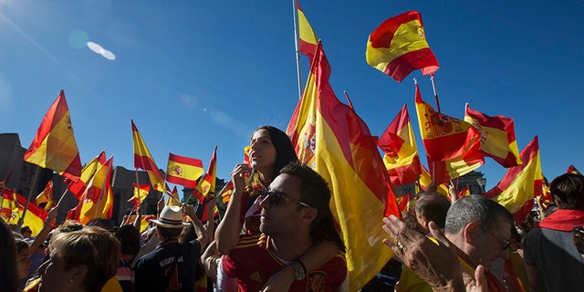 Spaniards pack Colon Square in Madrid, Spain, Saturday, Oct. 7, 2017. Thousands of pro-Spanish unity supporters donning Spanish flags have rallied in a central Madrid plaza to protest the Catalan regional government's drive to separate from Spain. (AP Photo/Paul White)