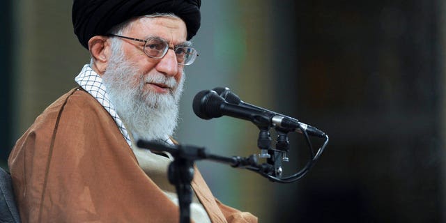 이란 최고지도자실 공식 웹사이트가 공개한 이 사진에서 최고 지도자 아야톨라 알리 하메네이(Ayatollah Ali Khamenei)는 수요일 이란 테헤란에서 이란 관리들, 제31회 국제 이슬람 통합 회의 참가자들, 이슬람 국가 대사들과 회의에 참석하고 있다.  2017년 12월 6일. 