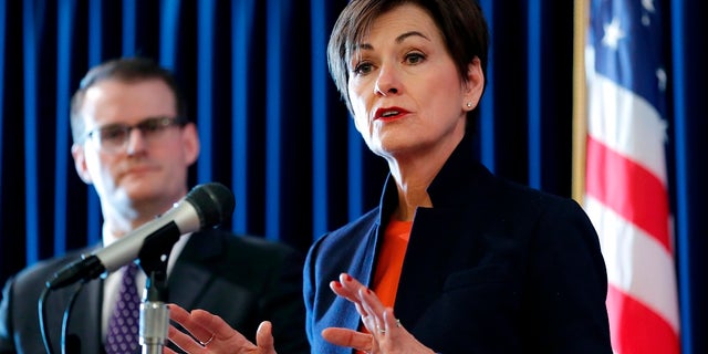 La gouverneure de l'Iowa, Kim Reynolds, n'a pas dit si elle prévoyait de signer le projet de loi.  (Presse associée)