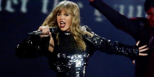 Taylor Swift has donated concert tickets to the Massachusetts city mourning the recent loss of a police officer.