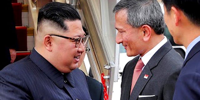 Kim Jong Un arrived in Singapore in a Chinese charter plane, one of the three that departed from North Korea in an hour.