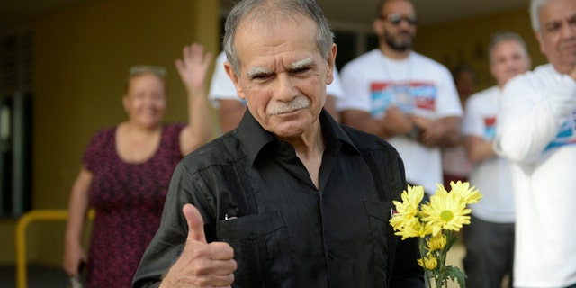 El nacionalista puertorriqueño Oscar López Rivera saluda tras salir en libertad después de estar confinado a arresto domiciliario en San Juan el 17 de mayo del 2017. (AP Photo/Carlos Giusti)