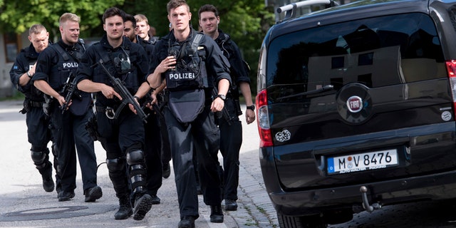 Policías llegando a una estación de metro en Múnich, Alemania, el martes 13 de junio de 2017. (Sven Hoppe/dpa via AP)