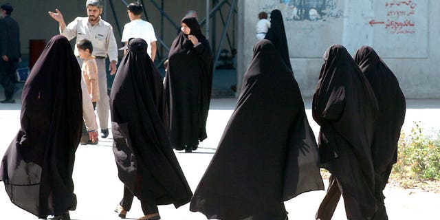 (dpa) - Irani women with headscarfs walk down a street in Tehran, the capital of Iran, 8 October 2004. Photo by: Bernd Weissbrod/picture-alliance/dpa/AP Images