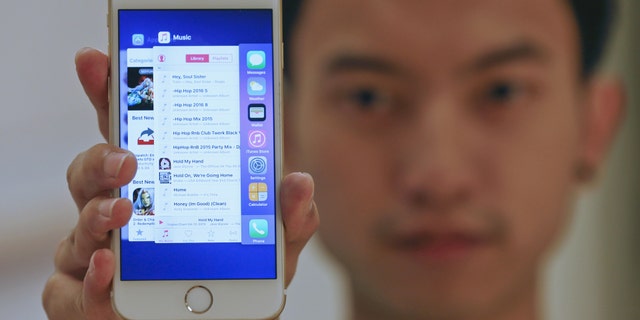 File photo: A sales assistant shows features of iOS 9 on an Apple iPhone 6 at an Apple reseller shop in Bangkok September 18, 2015. (REUTERS/Chaiwat Subprasom)