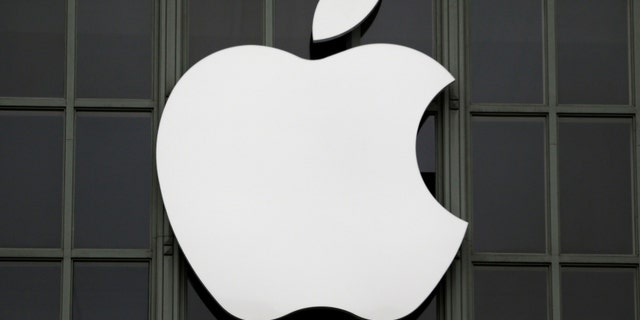 سيتم عرض شعار شركة Apple Inc. خارج مؤتمر المطورين العالمي لعام 2016 للشركة في سان فرانسيسكو ، كاليفورنيا ، الولايات المتحدة الأمريكية في 13 يونيو ، 2016. (REUTERS / Stephen Lam)