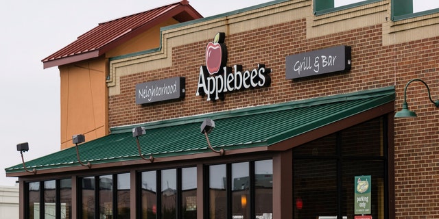  Shelby Township, Michigan, États-Unis - 23 mars 2016: Les gens dans un restaurant Applebee's à Shelby Township. Applebee's est une chaîne de restaurants décontractés situés à travers les États-Unis.