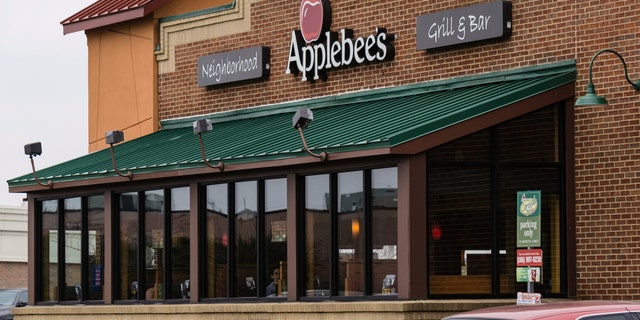 Shelby Township, Michigan, USA-23 marca 2016: ludzie w restauracji Applebee w Shelby Township. Applebee ' s to sieć restauracji casual dining z lokalizacjami w całych Stanach Zjednoczonych.