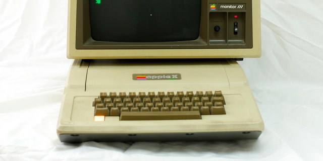 File photo - An Apple II computer is seen at B&amp;R Computer Service shop in San Diego, California Jan. 22, 2014. (REUTERS/Mike Blake)