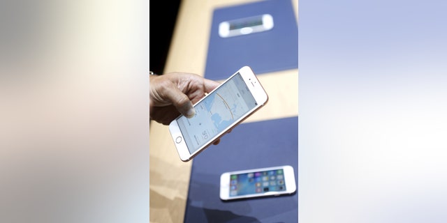 The new Apple iPhone 6S and 6S Plus are displayed during an Apple media event in San Francisco, California, September 9, 2015. REUTERS/Beck Diefenbach - RTSE3G