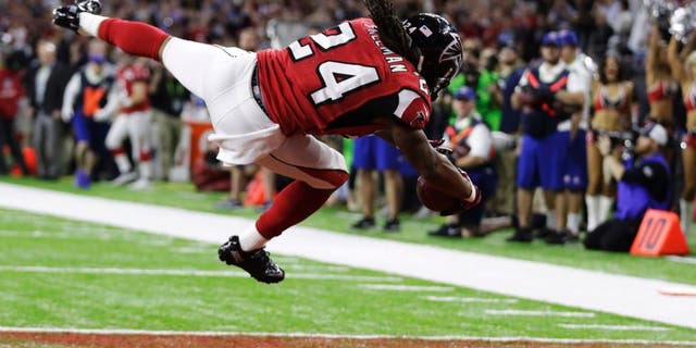 Atlanta Falcons' Devonta Freeman scores a touchdown against the New England Patriots during the first half of the NFL Super Bowl 51 football game Sunday, Feb. 5, 2017, in Houston. (AP Photo/Tony Gutierrez)