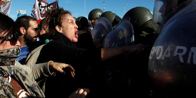 Protestors clash with Argentine gendarmerie as they block a road during a 24-hour national strike in Buenos Aires, Argentina, April 6, 2017.
