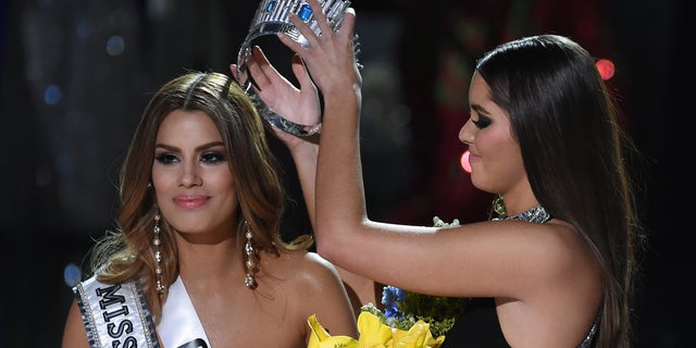Miss Universe 2014 Paulina Vega removes the crown from Miss Colombia 2015, Ariadna Gutierrez.