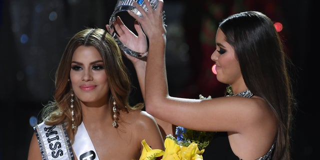 Miss Universe 2014 Paulina Vega removes the crown from Miss Colombia 2015, Ariadna Gutierrez.