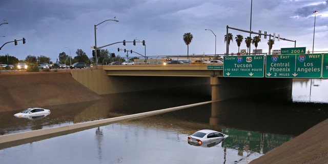 Banjir bandang menutup jalan, pengemudi terdampar di Arizona