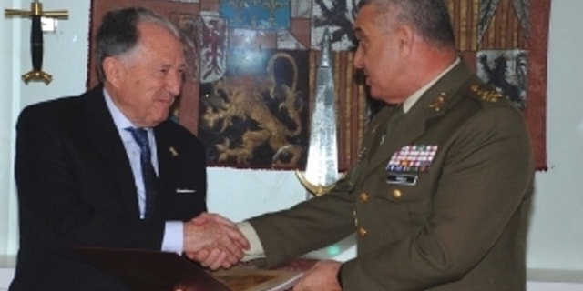 CNI Director Félix Sanz Roldán delivering the transcript of the letters to Army Chief of Staff Francisco Javier Varela Salas
