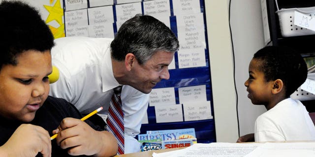 U.S. Education Secretary Arne Duncan visits with students during a visit to Dayton's Bluff Achievement Plus Elementary School Tuesday, May 31, 2011 in Minneapolis. (AP)