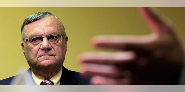 En esta fotografÃa de archivo del 3 de abril de 2012, el alguacil del condado de Maricopa en Arizona, Joe Arpaio, escucha a uno de sus abogados durante una rueda de prensa en Phoenix. Arpaio tiene previsto declarar como testigo el martes 24 de julio en el juicio interpuesto por supuesto etiquetamiento racial de los hispanos en sus redadas contra inmigrantes. (Foto AP/Ross D. Franklin, archivo)