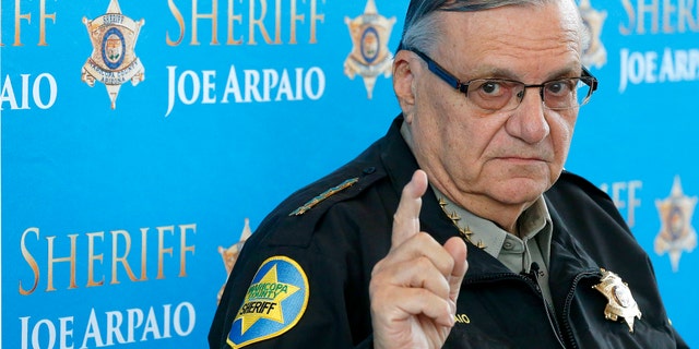 El alguacil del condado Maricopa, Arizona, Joe Arpaio en una foto del miércoles 18 de diciembre del 2013, durante una conferencia de prensa. El condado pagará más de 7 millones de dólares para resolver demandas judiciales entabladas por un ex funcionario y dos ejecutivos de semanarios, quienes acusaron a Arpaio de abusar de su poder. (Foto AP/Ross D. Franklin, Archivo)