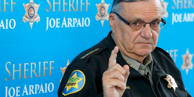 El alguacil del condado Maricopa, Arizona, Joe Arpaio en una foto del miércoles 18 de diciembre del 2013, durante una conferencia de prensa. El condado pagará más de 7 millones de dólares para resolver demandas judiciales entabladas por un ex funcionario y dos ejecutivos de semanarios, quienes acusaron a Arpaio de abusar de su poder. (Foto AP/Ross D. Franklin, Archivo)