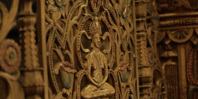David W. Dunlap of the New York Times called the motif of the theater "Byzantine-Romanesque-Indo-Hindu-Sino-Moorish-Persian-Eclectic-Rococo-Deco," in part because of the Asian deities included among the designs.