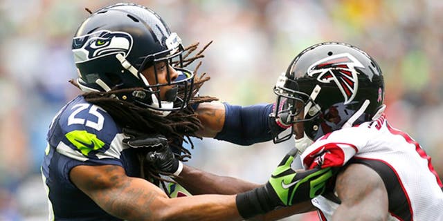 SEATTLE, WA - OCTOBER 16: Cornerback Richard Sherman #25 of the Seattle Seahawks defends against Wide receiver Julio Jones #11 of the Atlanta Falcons at CenturyLink Field on October 16, 2016 in Seattle, Washington. (Photo by Jonathan Ferrey/Getty Images)
