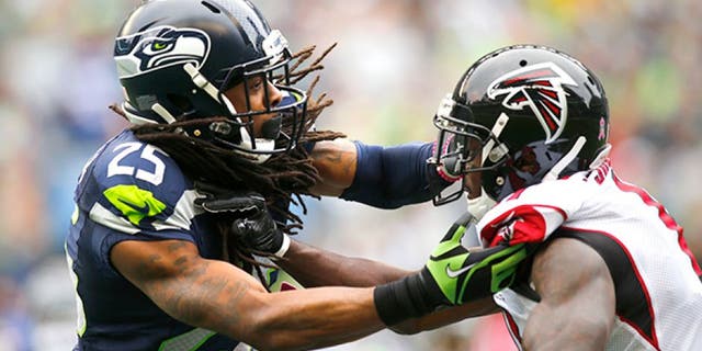 SEATTLE, WA - OCTOBER 16: Cornerback Richard Sherman #25 of the Seattle Seahawks defends against Wide receiver Julio Jones #11 of the Atlanta Falcons at CenturyLink Field on October 16, 2016 in Seattle, Washington. (Photo by Jonathan Ferrey/Getty Images)