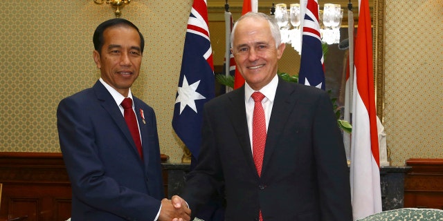 Indonesian President Joko Widodo, left, and Australian Prime Minister Malcolm Turnbull pose for a photo during a meeting at Admiralty House, the official Sydney residence of Australian governor-general, in Sydney Sunday, Feb. 26, 2017. (Britta Campion/Pool Photo via AP)