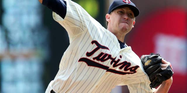 Minnesota Twins starting pitcher Kevin Correia throws against the San Diego Padres in the first inning of a baseball game, Wednesday, Aug. 6, 2014, in Minneapolis. (AP Photo/Jim Mone)