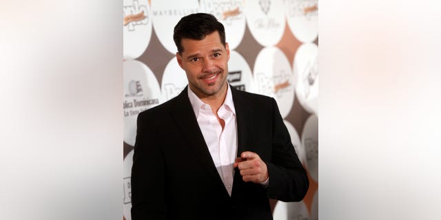 El cantante puertorriqueño Ricky Martin llega a la gala de los "50 más bellos" de la revista People en Español el martes 15 de mayo del 2012 en Nueva York. Martin no habló con los periodistas. (Foto AP/Jason DeCrow)
