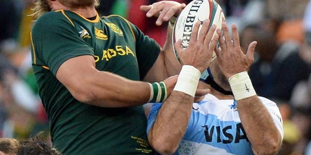 South Africa's Fourie du Preez (L) fights for the ball during the Rugby Championship first round match against Argentina at the Soccer City stadium in Soweto, on August 17, 2013
