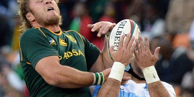 South Africa's Fourie du Preez (L) fights for the ball during the Rugby Championship first round match against Argentina at the Soccer City stadium in Soweto, on August 17, 2013