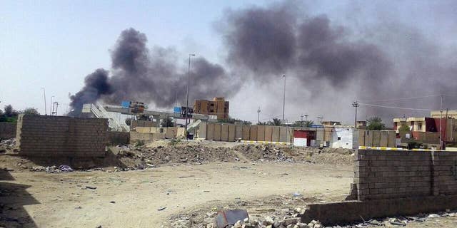 Smoke rises from the Haouz neighborhood during clashes with Islamic State group militants, in central Ramadi, 70 miles (115 kilometers) west of Baghdad, Iraq, Monday, April 20, 2015. (AP Photo)
