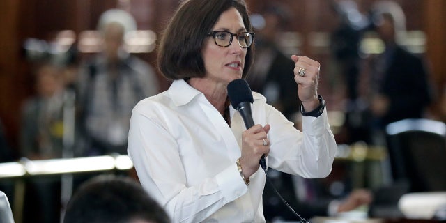 Senator negara bagian Texas Lois Kolkhorst, R-Brenham, di ruang Senat, 25 Juli 2017, di Austin, Texas.