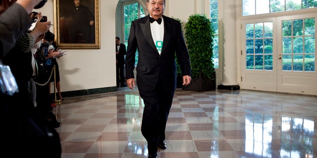WASHINGTON - MAY 19: Carlos Slim, Chairman and CEO of Telmex, Telcel and America Movil, arrives at the White House for a state dinner May 19, 2010 in Washington, DC. President Barack Obama and first lady Michelle Obama are hosting Mexican President Felipe Calderon and his wife Margarita Zavala for a state dinner during their visit to the United States. (Photo by Brendan Smialowski/Getty Images) *** Local Caption *** Carlos Slim