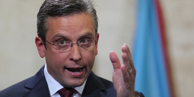 El gobernador de Puerto Rico Alejandro GarcÃa Padilla habla sobre el presupuesto del siguiente año fiscal en el Capitolio estatal, en San Juan, el jueves 30 de abril de 2015. GarcÃa firmó el domingo 3 de mayo una orden ejecutiva que autoriza el uso de la marihuana medicinal en el territorio estadounidense. (Foto AP/Ricardo Arduengo)