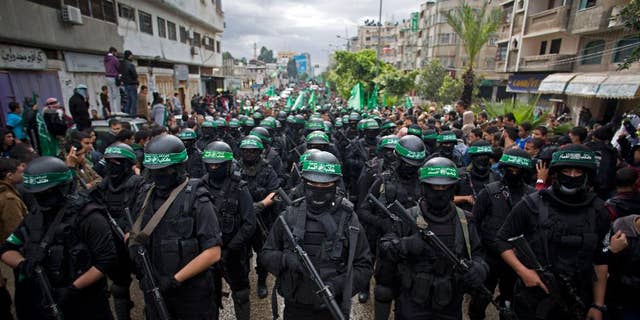 Uomini armati palestinesi di Hamas durante una manifestazione per commemorare l'anniversario del gruppo terroristico di Hamas, a Gaza City, Gaza. 