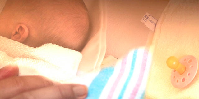 ** ARCHIV ** Zwei Neugeborene liegen am 22. Dezember 2008 auf der Geburtsstation des Klinikums Rosenheim in Oberbayern in einem Kinderbett. Die Zahl der Geburten ist im November 2008 im zweiten Monat in Folge drastisch eingebrochen. Mit einem Minus von 11,7 Prozent gegenueber dem entsprechenden Vorjahresmonat war der Geburtenrueckgang fast so hoch wie im Oktober, als er 11,9 Prozent betragen hatte, wie aus den am Montag, 9. Maerz 2009, veroeffentlichten vorlaeufigen Monatsergebnissen des Statistischen Bundesamtes hervorgeht. (AP Photo/Uwe Lein) ---** FILE ** Two newborn babies are seen at the hospital in Rosenheim, southern Germany, on Monday, Dec. 22, 2008. (AP Photo/Uwe Lein)