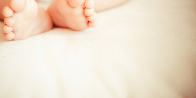 Um dos casos mais flagrantes envolveu uma menina de três meses e sua irmã de 5 anos. Um amigo que estava hospedado com a família ofereceu-se para vendê-los por sexo a um agente disfarçado do escritório do FBI em Denver por US $ 600.