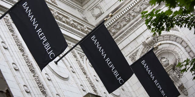Banana Republic shoppers took to Twitter on Tuesday morning to vent their frustrations with the retailer.