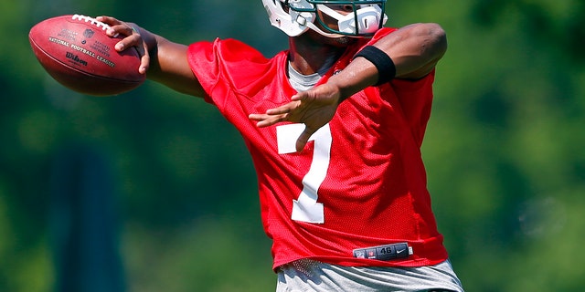 New York Jets quarterback Geno Smith (7) throws a pass during NFL football practice in Florham Park, N.J., Thursday, May 30, 2013. (AP Photo/Rich Schultz)