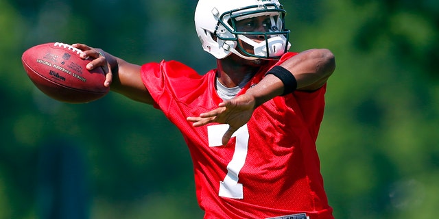 New York Jets quarterback Geno Smith (7) throws a pass during NFL football practice in Florham Park, N.J., Thursday, May 30, 2013. (AP Photo/Rich Schultz)