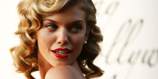 Aktris ‘90210’ AnnaLynne McCord mengklaim Southwest Airlines mendiskriminasi teman-teman gaynya