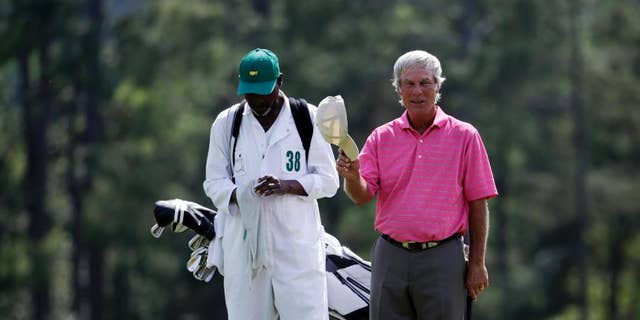 Ben Crenshaw acknowledges applause on the 18th hole during the first round of the Masters golf tournament Thursday, April 9, 2015, in Augusta, Ga. (AP Photo/Darron Cummings)