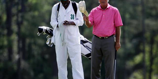 Ben Crenshaw acknowledges applause on the 18th hole during the first round of the Masters golf tournament Thursday, April 9, 2015, in Augusta, Ga. (AP Photo/Darron Cummings)