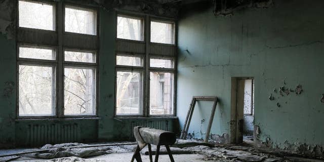 tässä keskiviikkona 5.huhtikuuta 2017 otetussa kuvassa on gymnasium koulussa autiossa Pripyatin kaupungissa, noin 3 kilometrin päässä Tšernobylin ydinvoimalasta Ukrainassa. Kun Pripyatissa asui noin 50000 ihmistä, joiden elämä liittyi Tšernobylin ydinvoimalaan, hänet evakuoitiin kiireesti eräänä päivänä sen jälkeen, kun voimalan kolmen kilometrin päässä oleva reaktori räjähti 26.huhtikuuta 1986. Räjähdys ja sitä seurannut tulipalo syöksivät radioaktiivisen savupilven suuren osan Pohjois-Eurooppaa ylle. (AP Photo/Efrem Lukatsky)