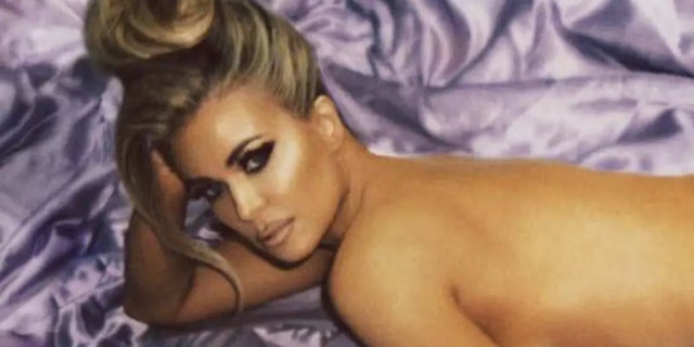 Carmen Electra poses nude for shoot with photographer Eli Russell Linnetz.
